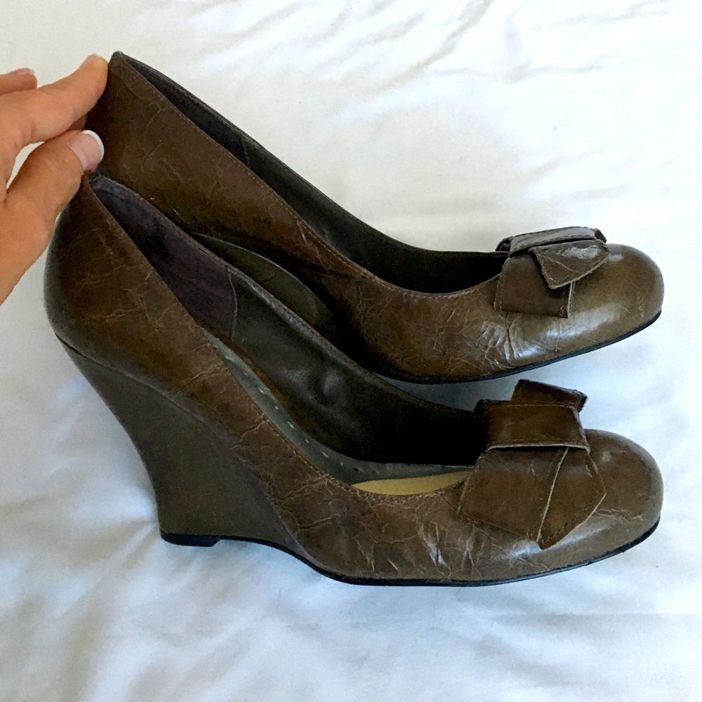Vintage BCBGirls olive green/brownish genuine leather wedges with bow accent.